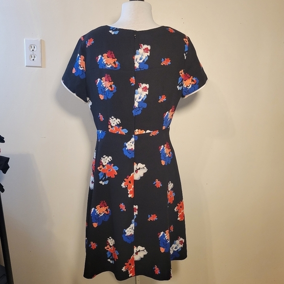 Vince Camuto: Women's Size 8/M "Traveling Blooms" Knee-length Short-sleeve Dress - Picture 5 of 11